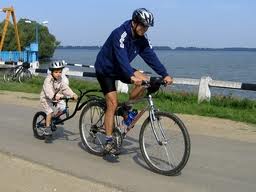 kerékpárral apa fia.jpg