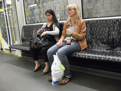 21söröző lány a metróban.jpg