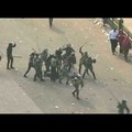 Így verik a tüntetőket Egyiptomban (csak erős idegzetűeknek!)