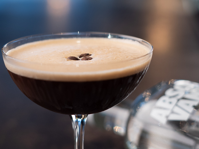 „Három szerencsés kávészem a tetejére; egy az egészségért, egy a gazdagságért és egy a boldogságért.” – Az Espresso Martini és ami mögötte van