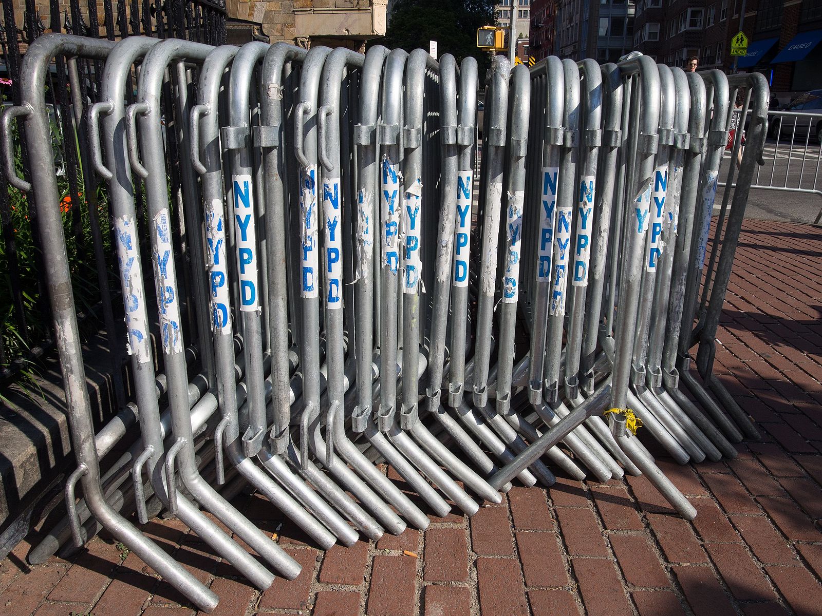 1600px-nypd_metal_crowd_control_barriers_1.jpg