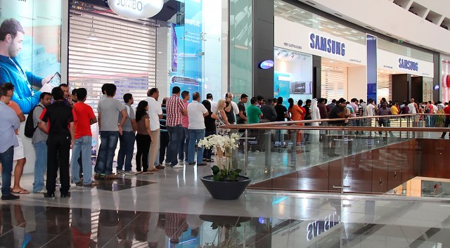 Long-lines-at-Samsung-store-640x353.jpg