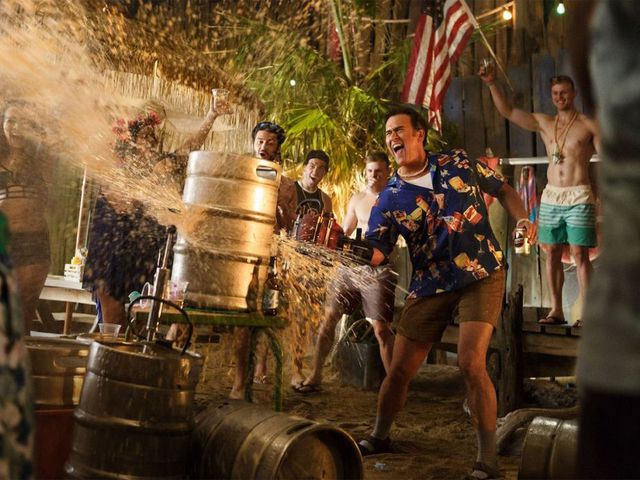 tv-trailer + van képünk hozzá + szereposztó dívány: ash vs evil dead s02 (2016)