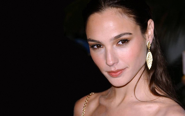 gal-gadot-beauty-earrings.jpg