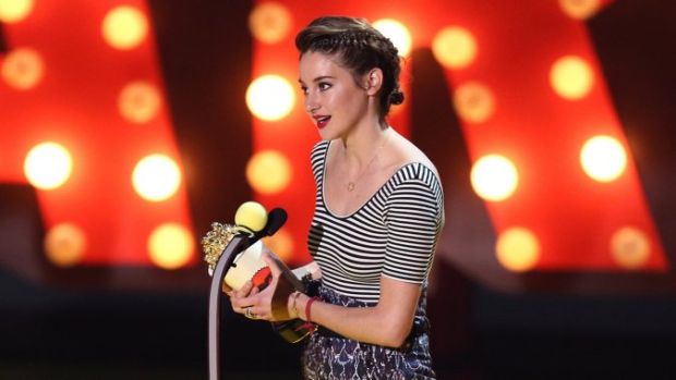 shailene_accepts_award.jpg