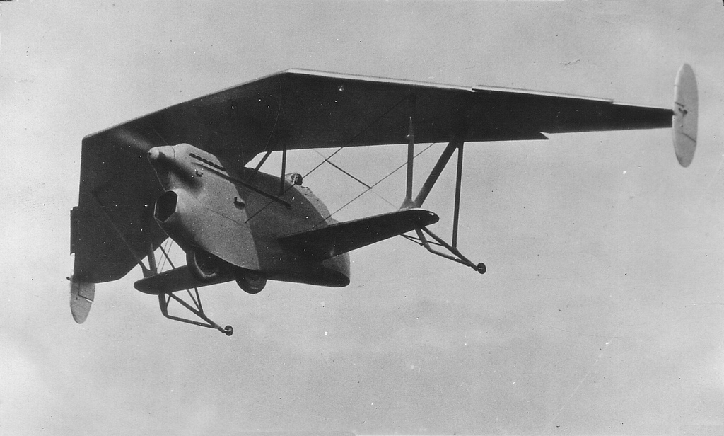 Az első "csupaszárny" repülőgép próbálkozások egyike