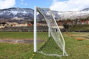 Stadion az elhagyatott szénbányák között