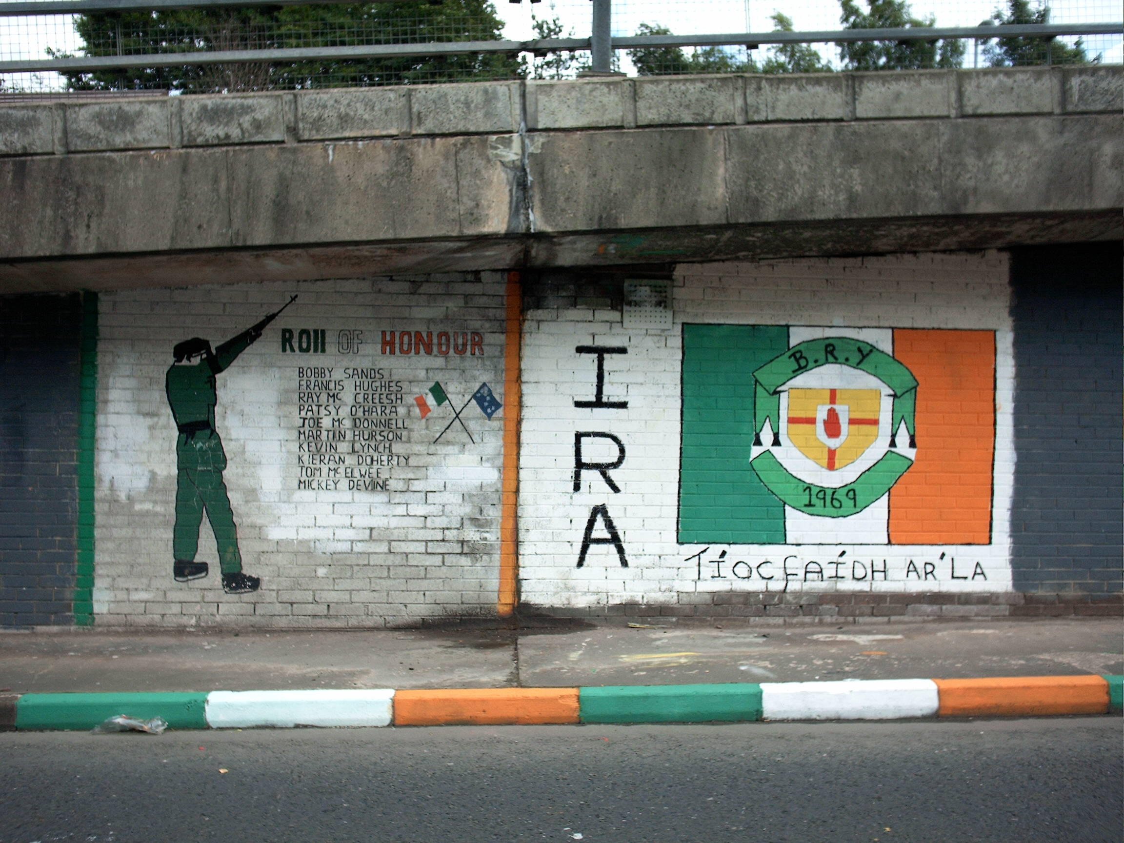 ira_mural_bogside_panoramio.jpg