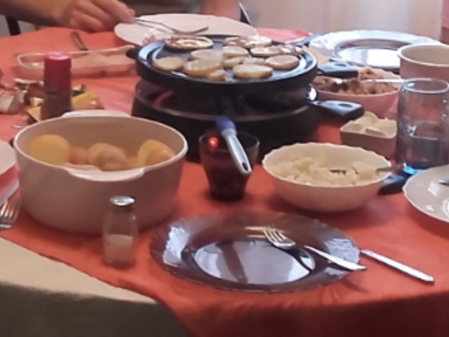 Raclette sütögetés a családdal otthon