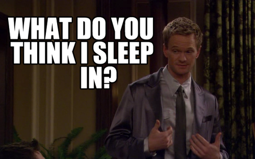 te miben alszol? Barney Stinson suitjamaban!