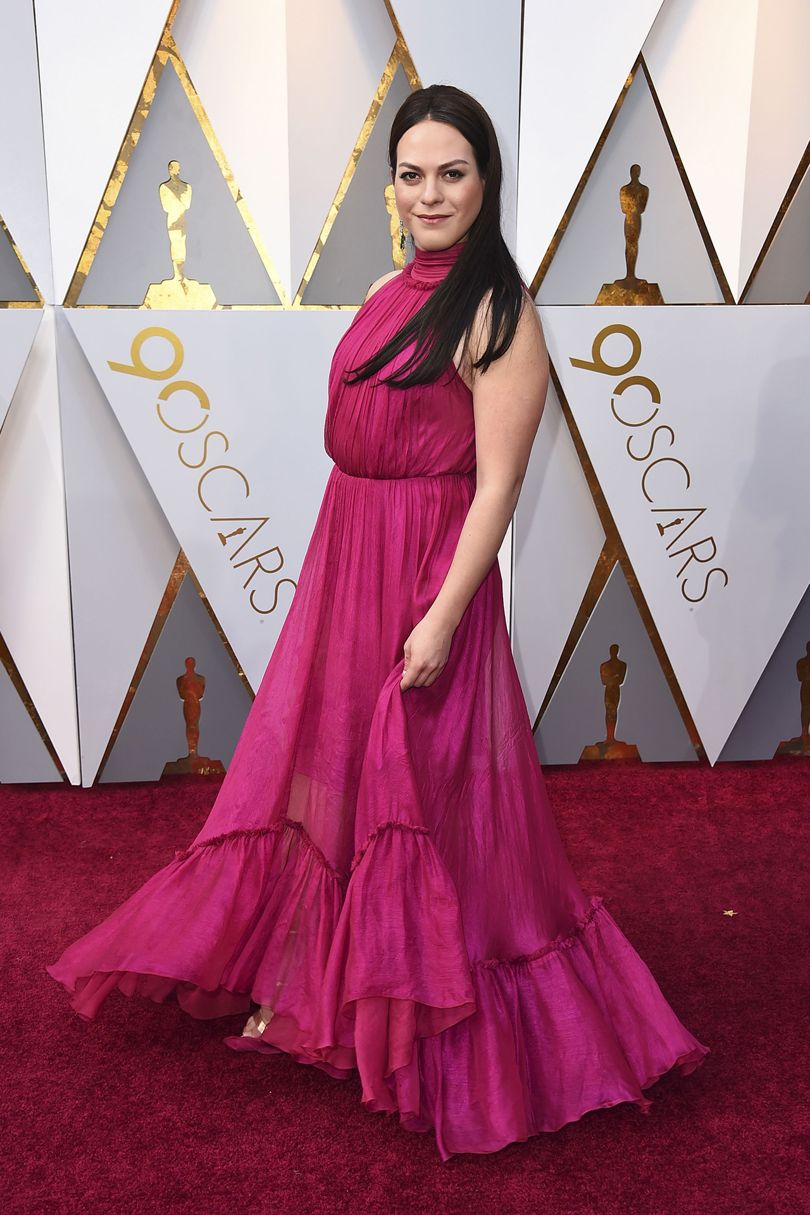 Daniela Vega transznemű színész az oscar díjátadón  a formátlan és magasan záróró ruhájában