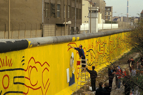 Keith Haring dolgozik a berlini falra festett munkáján