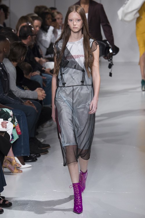 Calvin Klein - csak mutiba, a csizmán jelenik meg a lila az áttetsző, fekete-fehér (szürke) outfithez