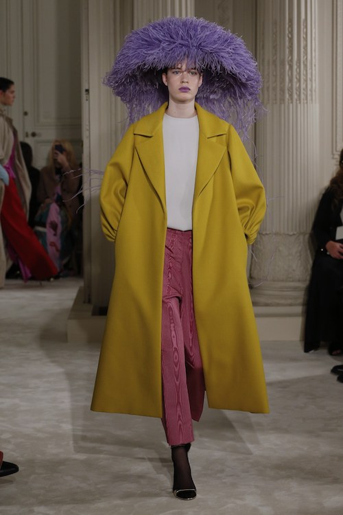 Valentino couture - a kalapot nyílván nem a BKV-ra tervezték, de még ezt a csúnyasárga kabátot is feldobja!