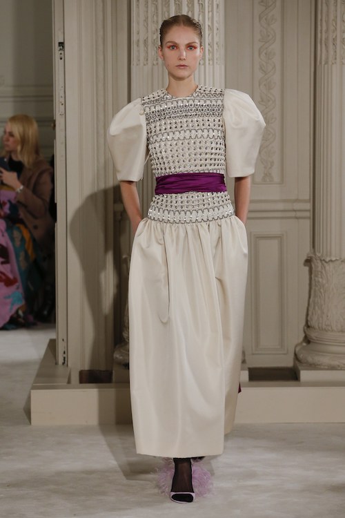 Valentino couture - az előző lila ruha komplementere - csak az övön jelenik meg a lila, az öltözék többi része visszafogott
