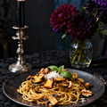 Spagetti fekete fokhagymás–diós pestóval és sült gombával
