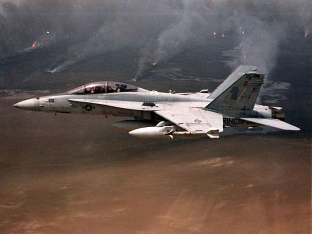 Kell egy üléssel több? - F/A-18D Hornetek a Sivatagi Vihar műveletben