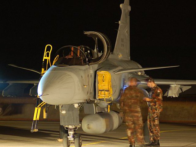 ÉJSZAKAI GRIPEN KISZOLGÁLÁS A PARTVONALRÓL NÉZVE