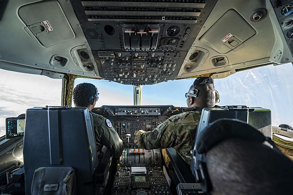 kc10-cockpit.jpg