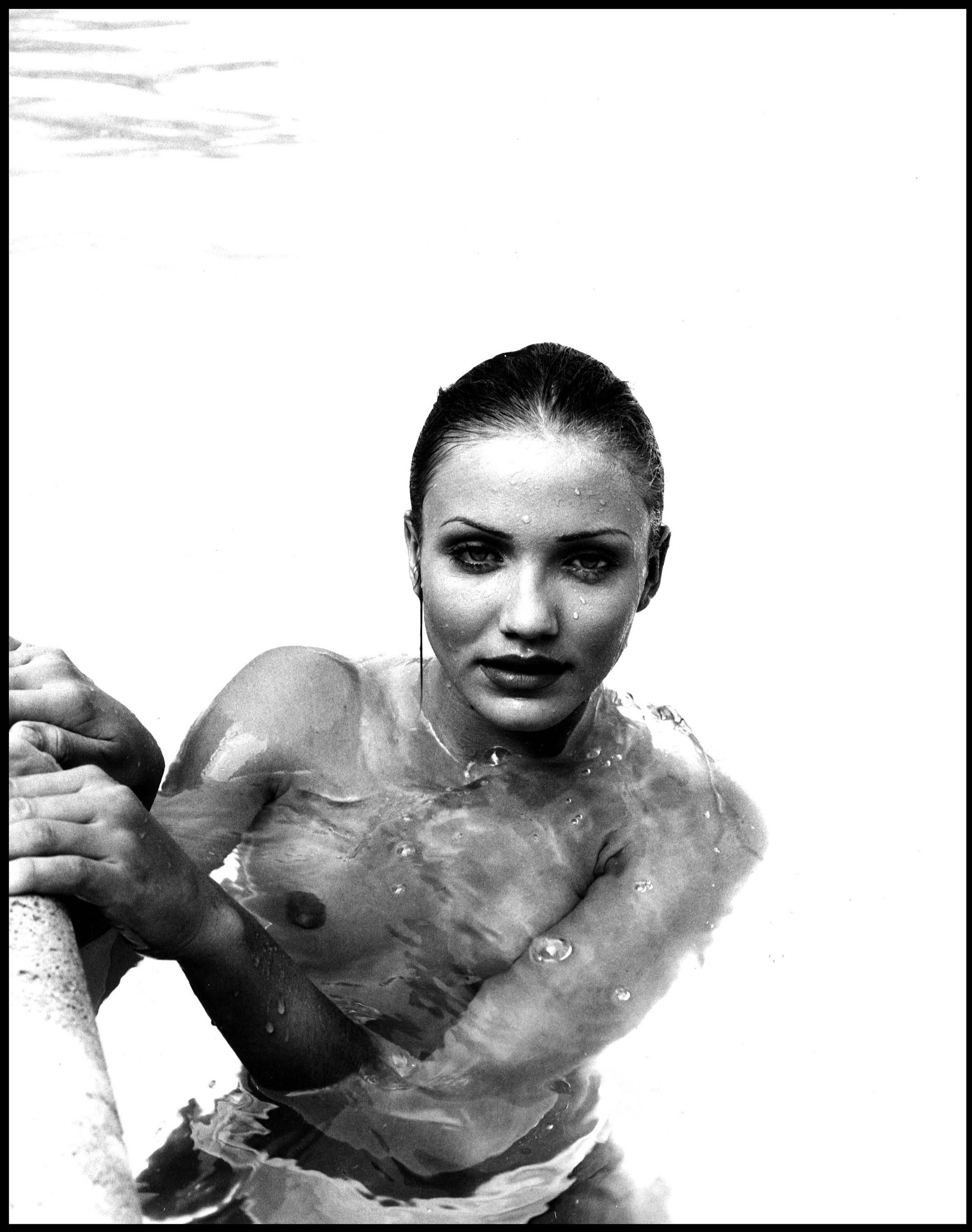 55400_Cameron_Diaz_-_Topless_photoshoot_in_a_swimming_pool0007_123_539lo.jpg