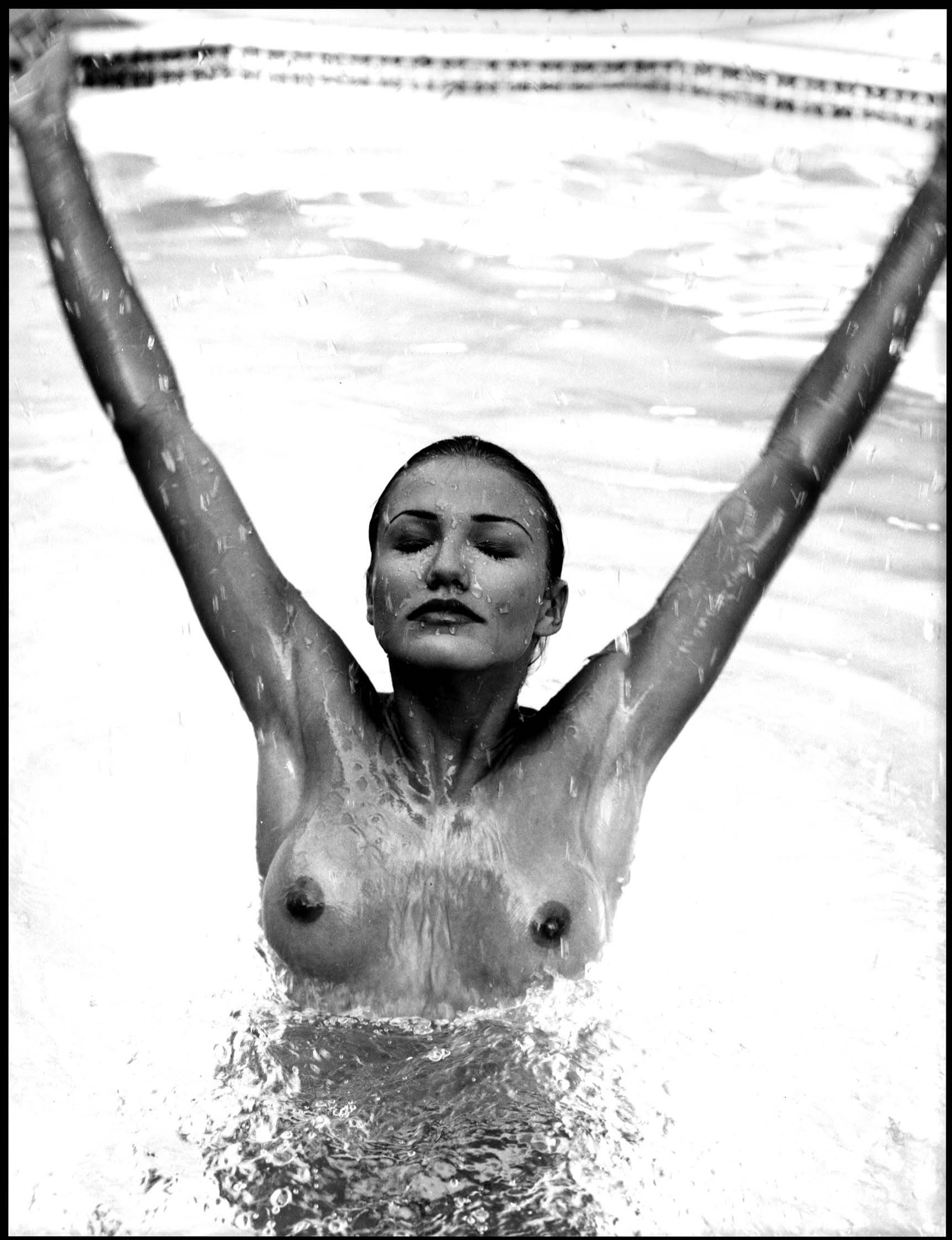 55403_Cameron_Diaz_-_Topless_photoshoot_in_a_swimming_pool0005_123_1169lo.jpg