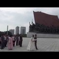 Videó Észak-Koreából: Kim-szobor, kimdzsongilia virág és úttörők
