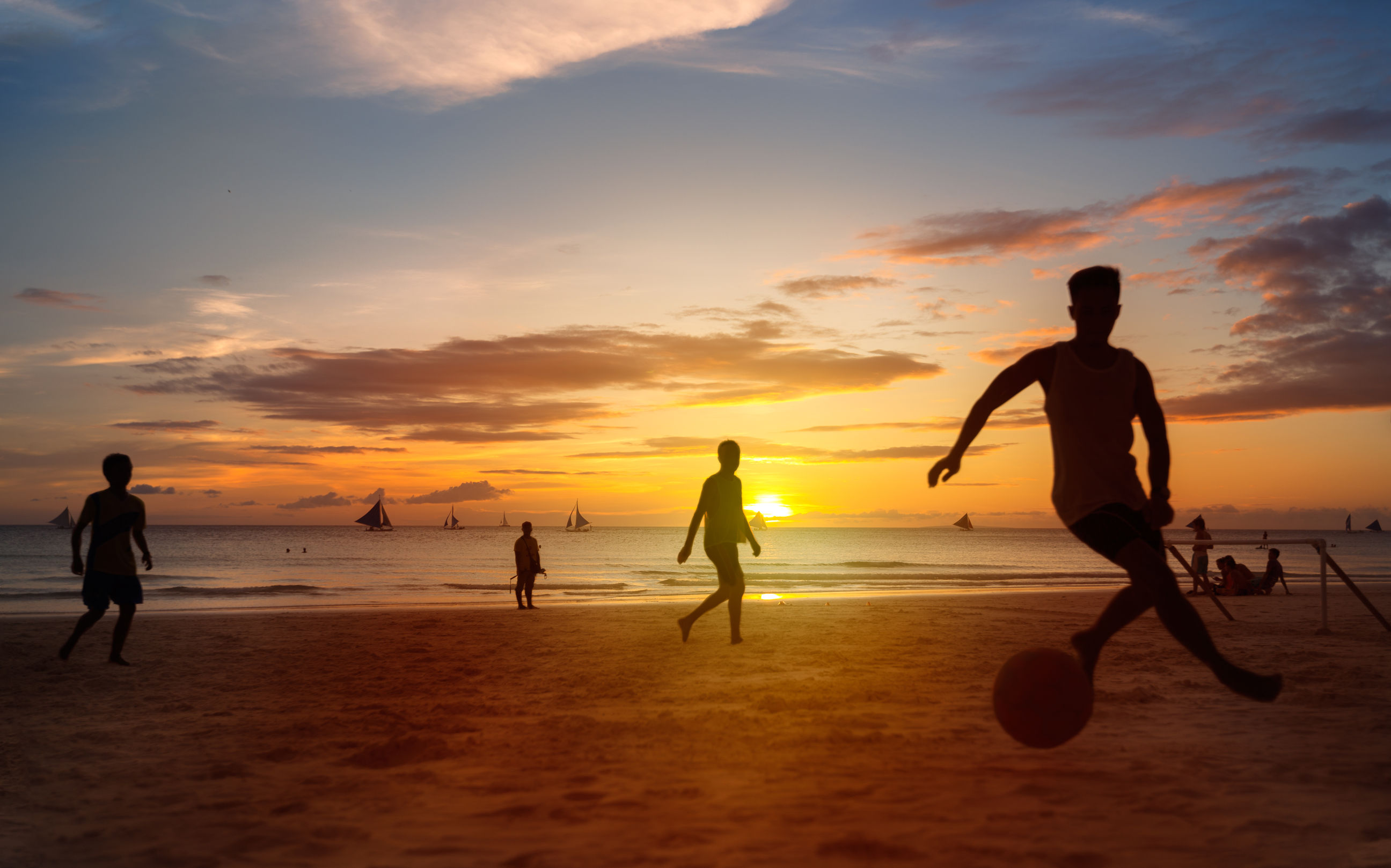 Honnan származik és hogyan kell játszani a nyár legnépszerűbb sportját, a strandfocit?