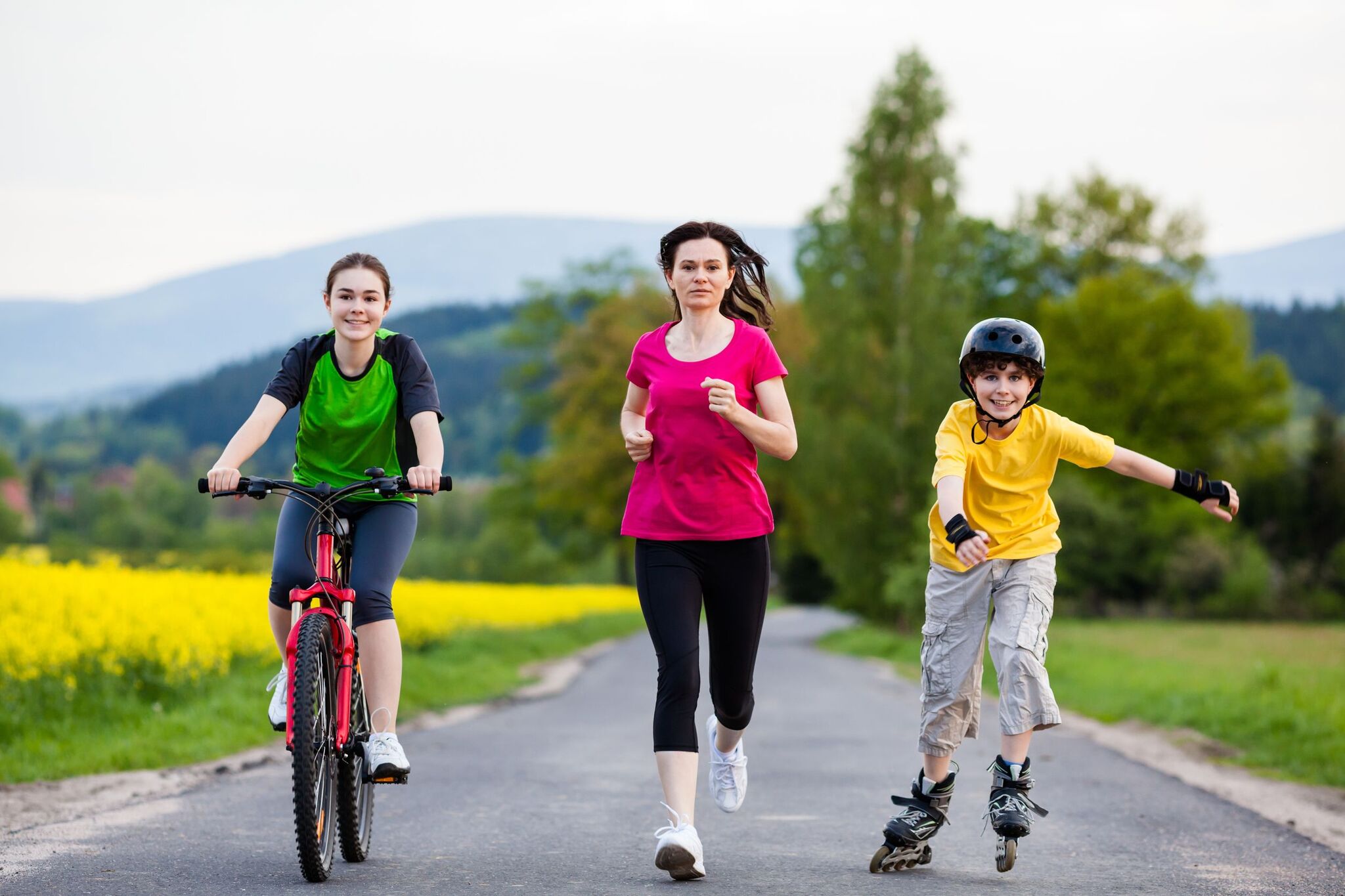 Активный подросток. Активный образ жизни. Кататься на велосипеде. Сеьм язанмиается спортом. Активный и здоровый образ жизни.