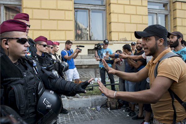 menekultek20150902keleti.jpg