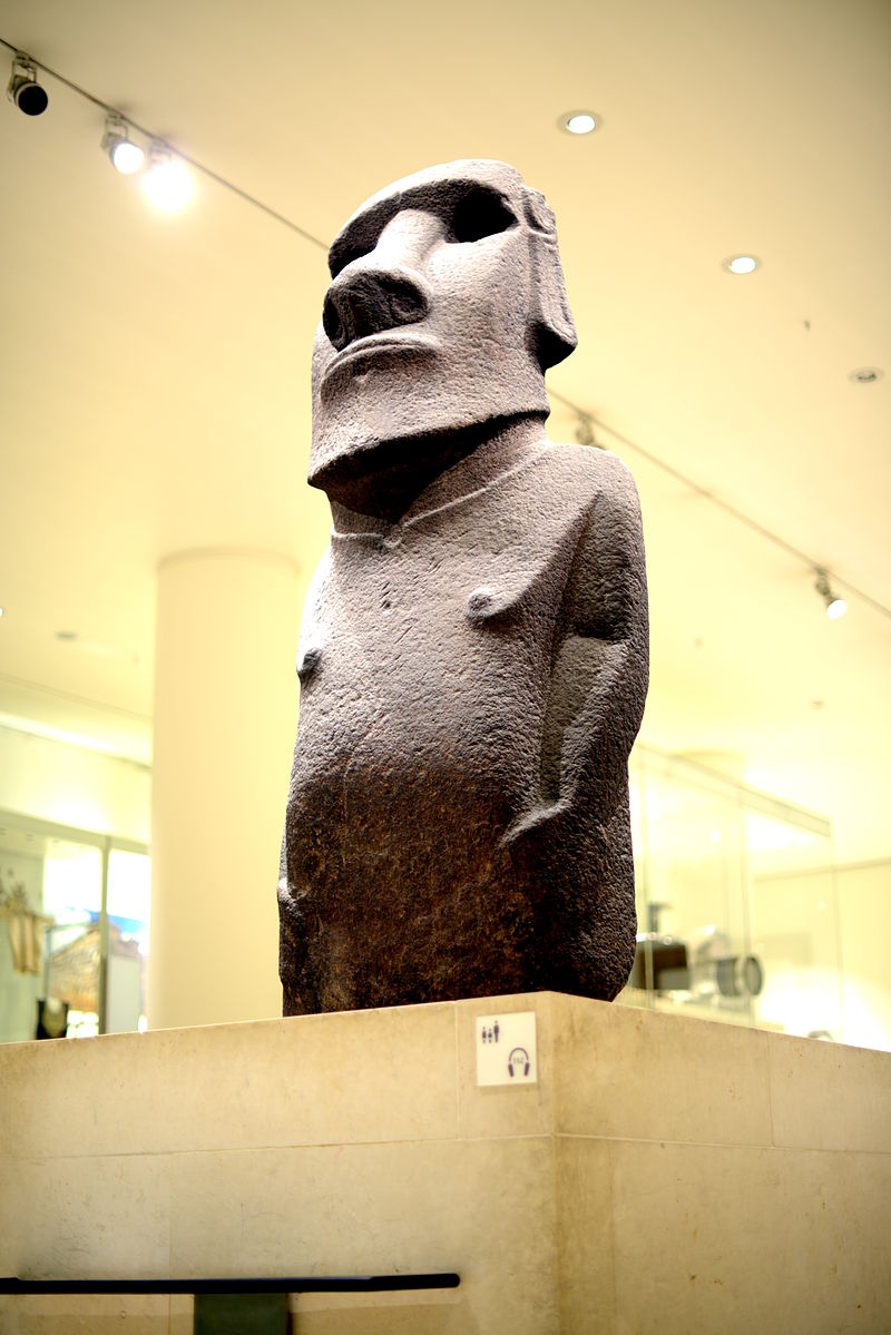 angled_view_of_the_hoa_hakananai_a_statue.JPG