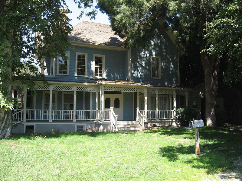 1024px-gilmore_girl_house.jpg