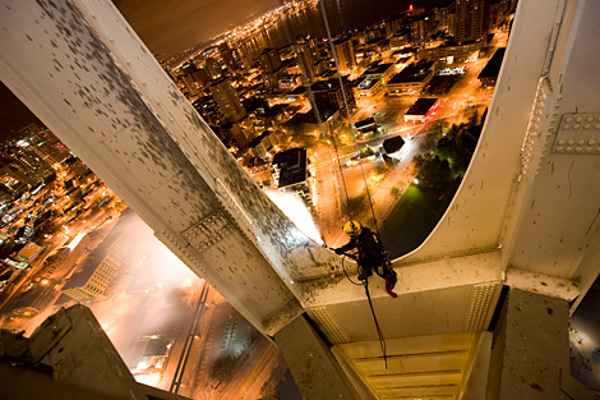 High-flying-cleaners-The-Space-Needle-3.jpg