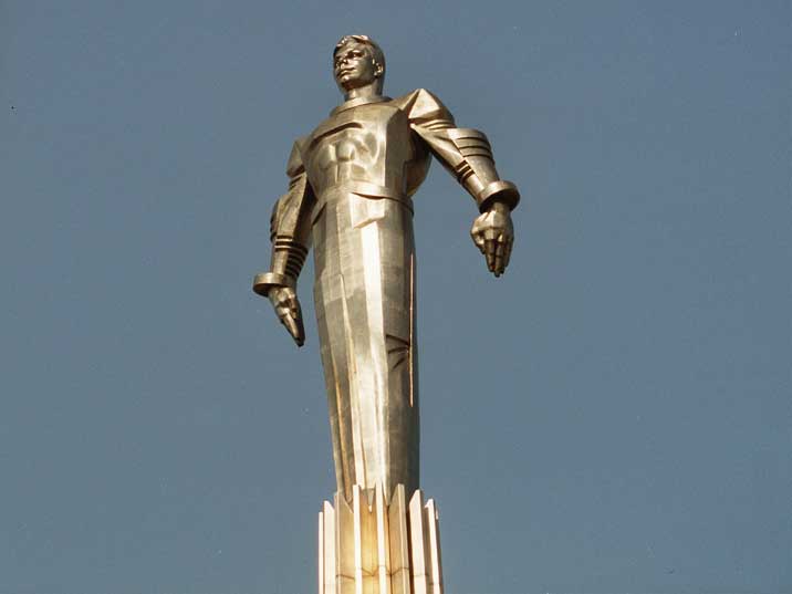 moscow-gagarin-monument-02.jpg