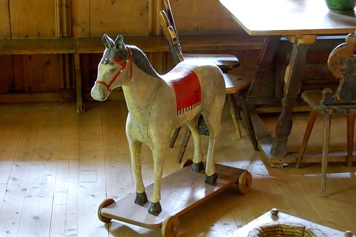 wooden-horse-358291_340.jpg