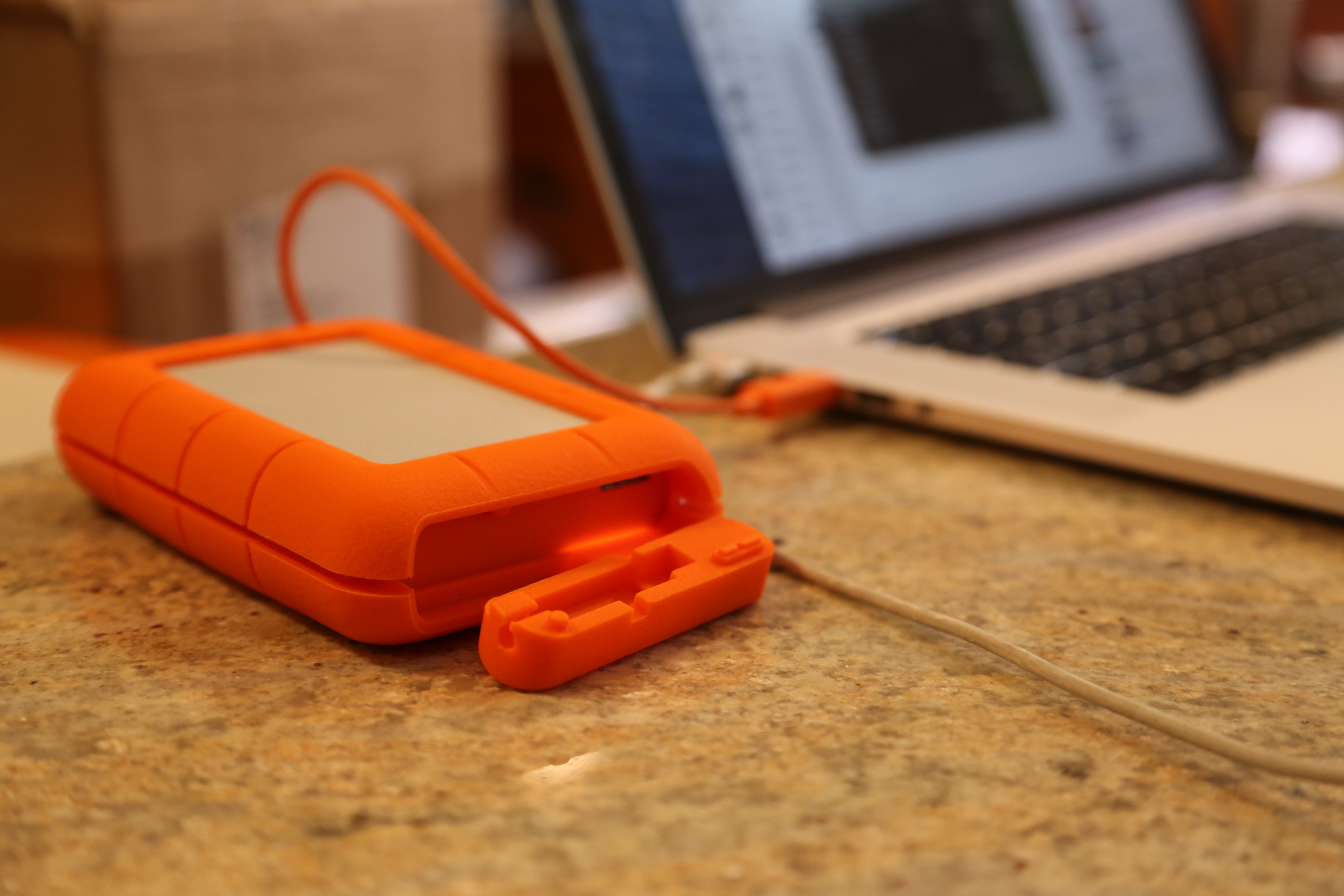 lacie-rugged-4tb-usb-plug-thunderbolt-2.jpg