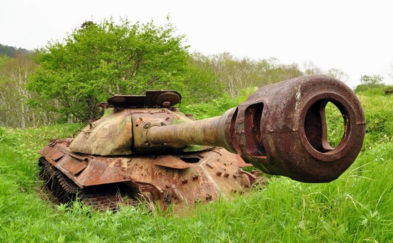 abandoned-tanks-shikotan-island-sakhalin-russia-14-small.jpg