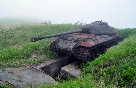 abandoned-tanks-shikotan-island-sakhalin-russia-22-small.jpg