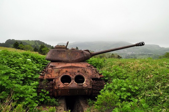 abandoned-tanks-shikotan-island-sakhalin-russia-6-small.jpg