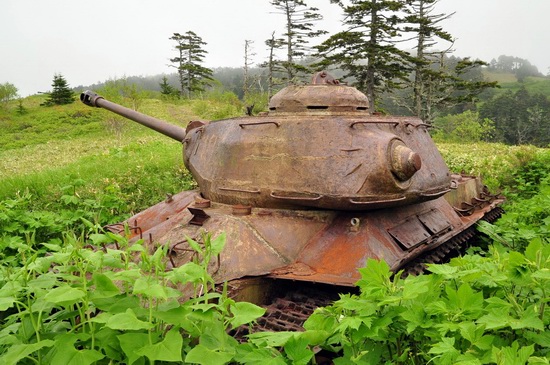abandoned-tanks-shikotan-island-sakhalin-russia-7-small.jpg