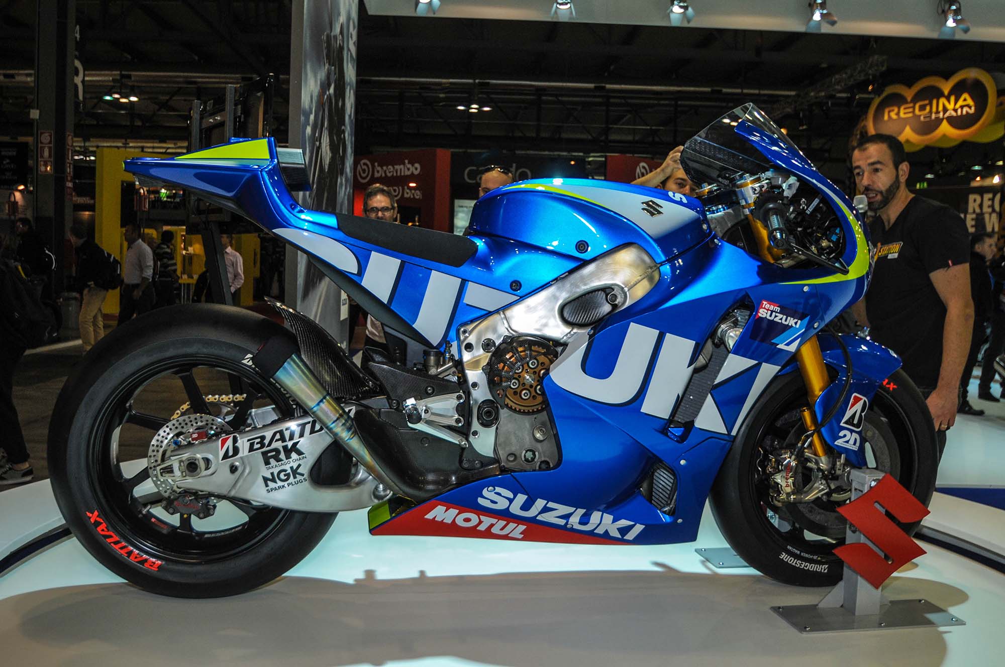 Suzuki-MotoGP-race-bike-EICMA-04.jpg