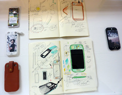 hayonLos prototipos de teléfono celular para KDDI con los croquis que lo inspiraron.JPG