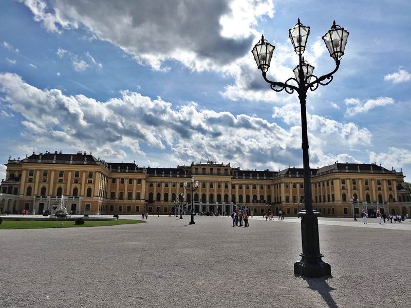 schloss-schoenbrunn-strassenseite.jpg