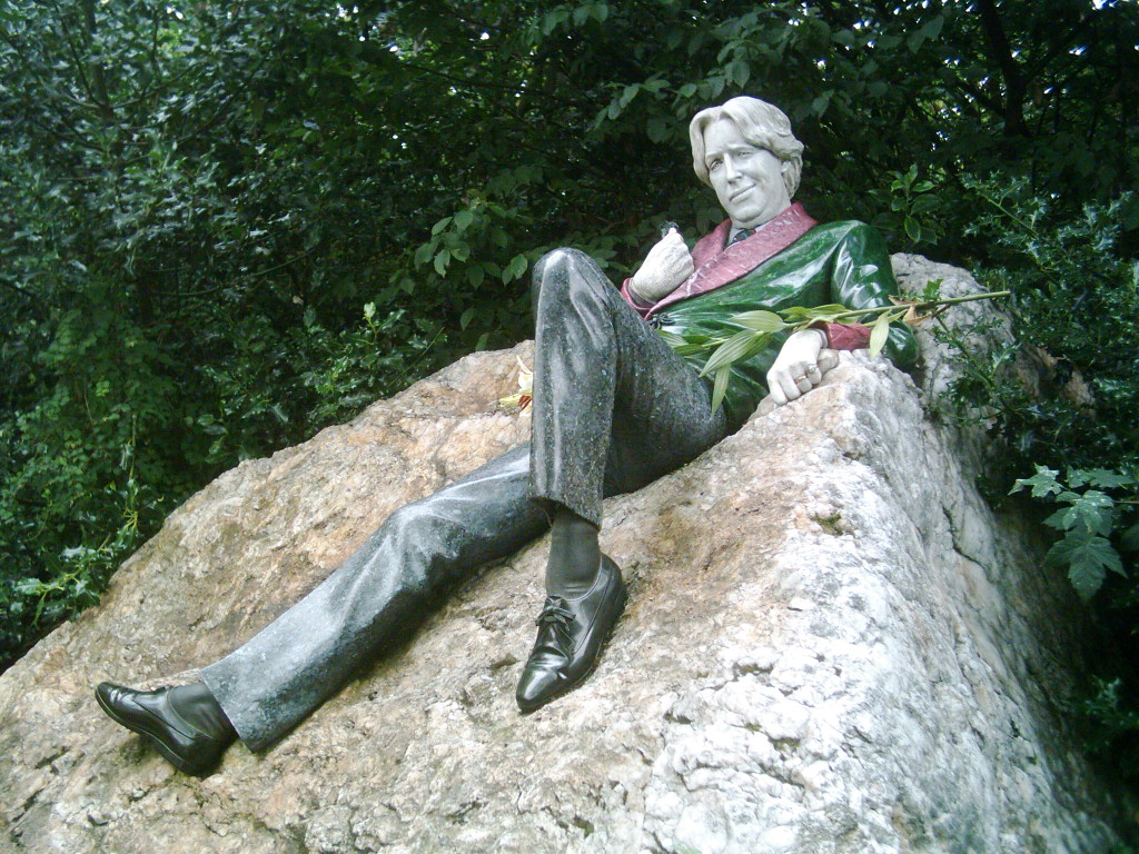 Oscar_Wilde_statue_in_Dublin.jpg