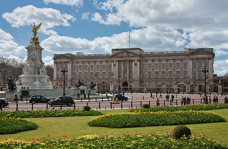 800px-Buckingham_Palace,_London_-_April_2009.jpg