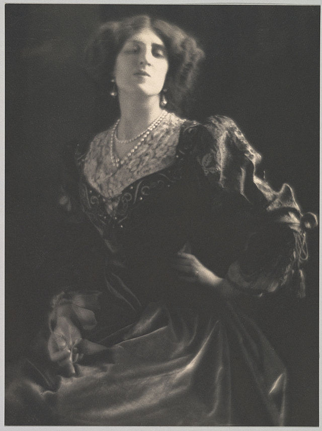 Lady_Ottoline_Morrell_by_Adolf_de_Meyer_circa_1912.jpg