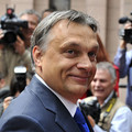 Orbán magyarázza a bizonyítványát