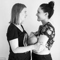 Az azonos nemű pár felváltva szoptatja újszülött kislányukat