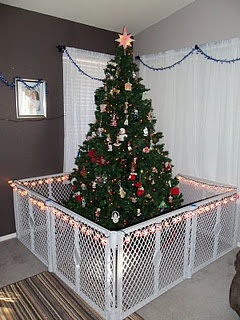Do not cross<br />Forrás: https://theorganisedhousewife.com.au/holiday-seasons/christmas/how-to-toddler-proof-your-christmas-tree/