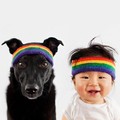 Cuki gyerek és kutya egyformába öltöztetve