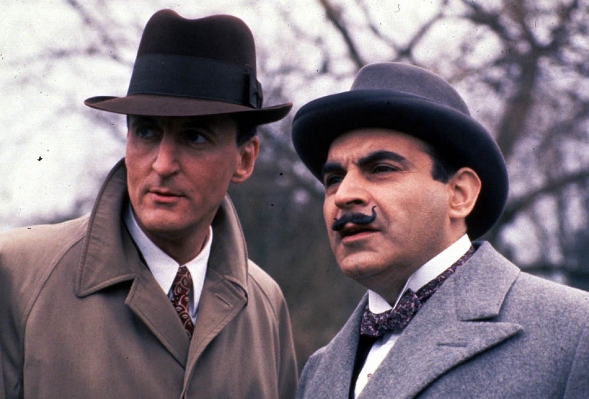 Oda kell figyelni az előzményekre is, és igazodni hozzájuk: súlyos hiba, és felér az olvasó arculcsapásával, ha például az egymással hagyományosan magázódó Poirot és Hastings vagy Sherlock Holmes és Watson doktor a magyar szövegben tegeződnek egymással.